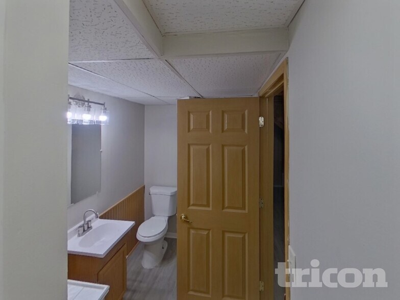 Building Photo - 13101 Thomas Ave