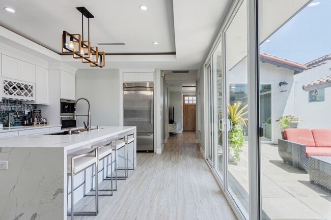 Building Photo - 10068 Russell Ave