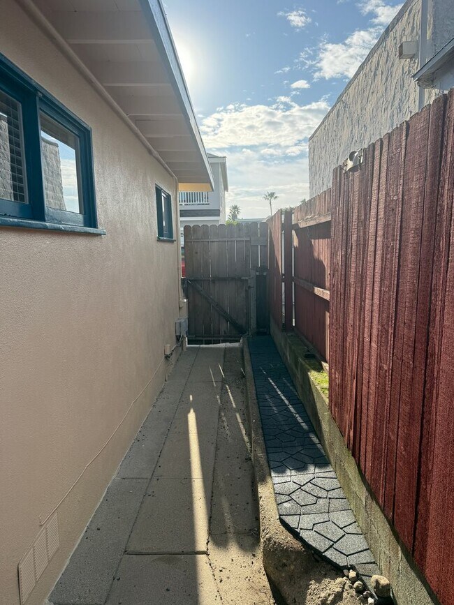 Building Photo - 1033-1035 Bath Lane