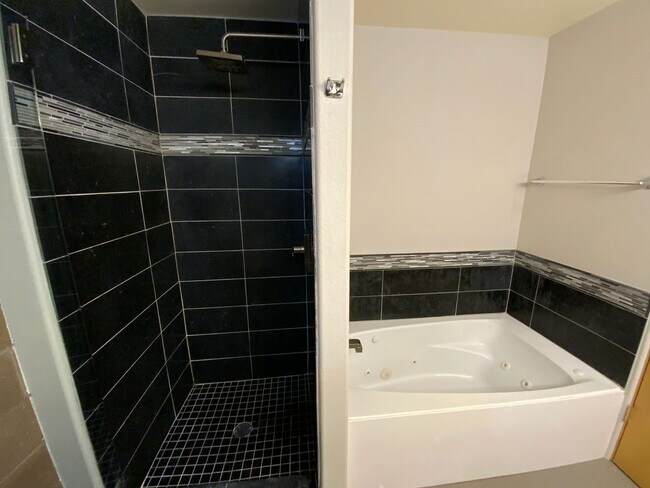 Building Photo - 3 Bedroom Townhome Available Near Eubank Blvd NE & Montgomery Blvd NE!