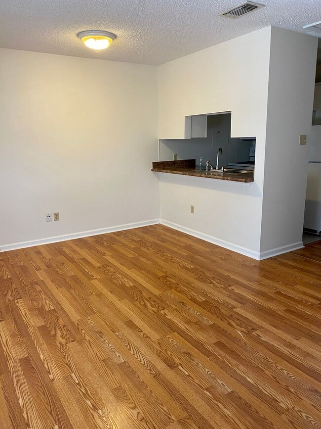 Building Photo - Gated 1 Bedroom 1 Bath Upstairs Condo   Ne...