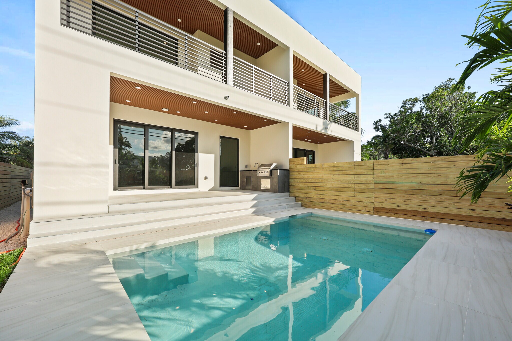 Building Photo - 1319 NE 13th Ave