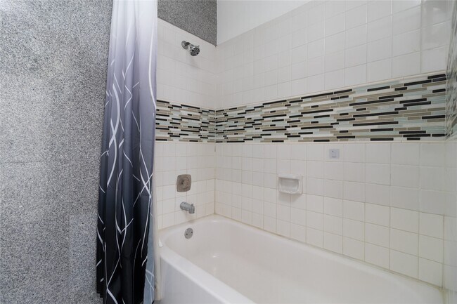 Building Photo - 6202 Skyline Dr