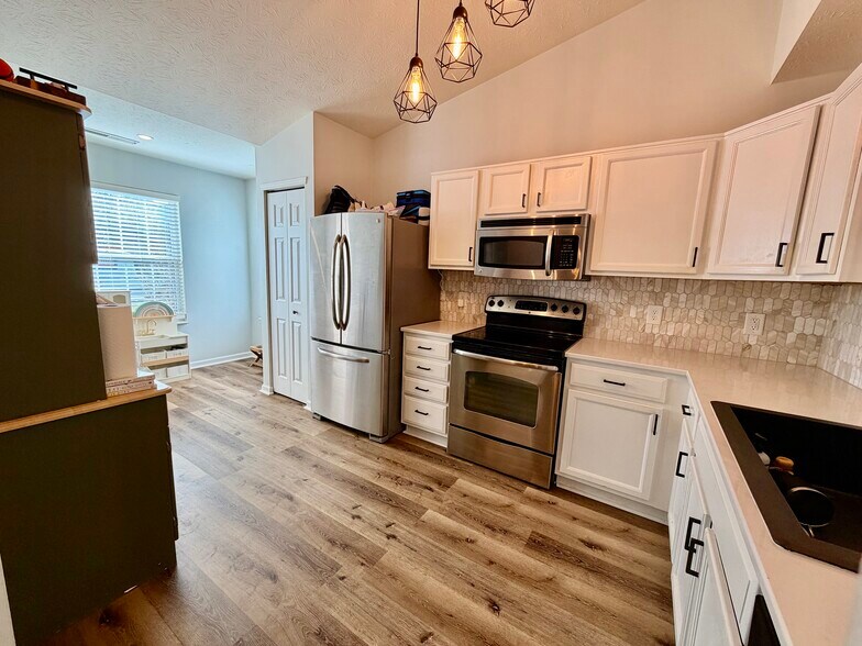 Building Photo - 3230 Monterey Dr