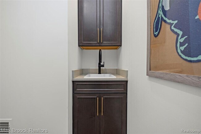 Building Photo - 5636 Suffolk Ct