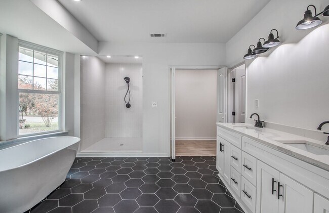 Building Photo - Elegant Midtown Memphis Single-Family Home for Lease