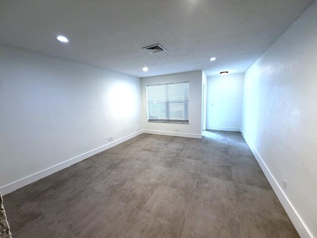 Building Photo - 4019 Woodside Dr