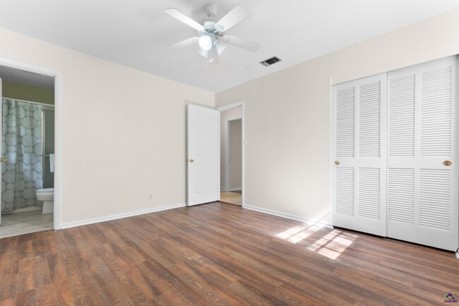 Building Photo - 846 S Forest Lake Dr