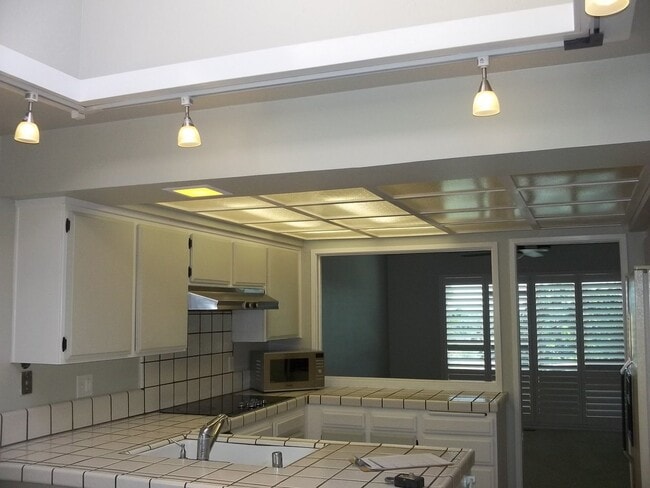 Building Photo - Home in The Bluffs overlooking American River