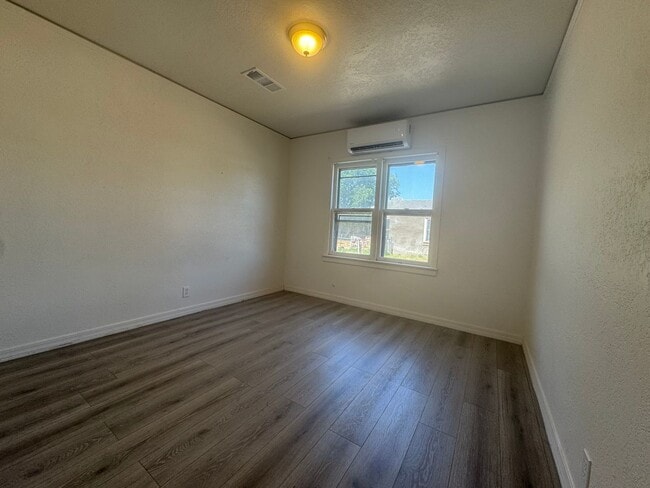 Building Photo - 304 W Albuquerque St