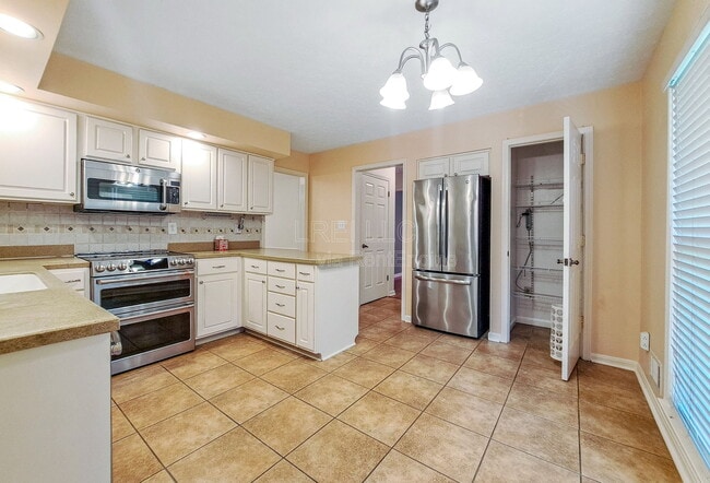 Building Photo - 3609 Locust Cir E