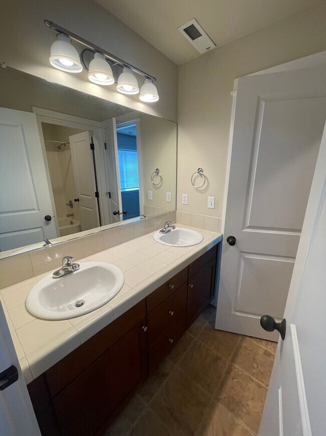 Building Photo - Gorgeous Pet Friendly Three Bedroom Home I...