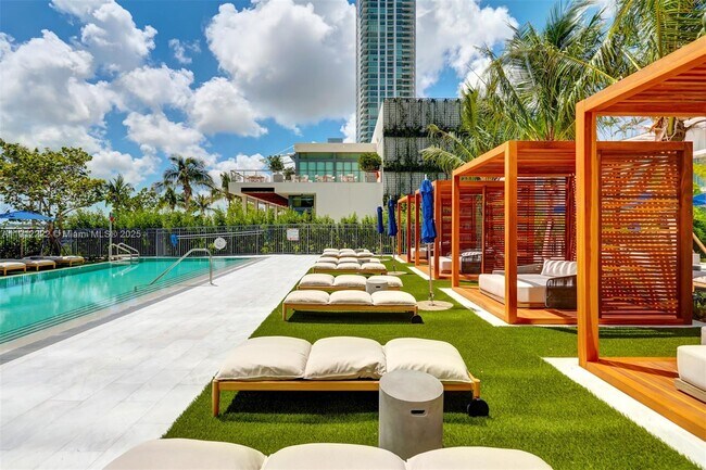 Building Photo - 3131 NE 7th Ave