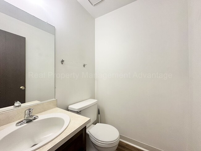 Building Photo - Renovated and Super Clean 2 Bed/1.5 Bath C...