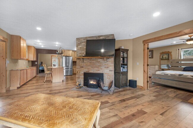 Building Photo - 15632 S Ray Dr
