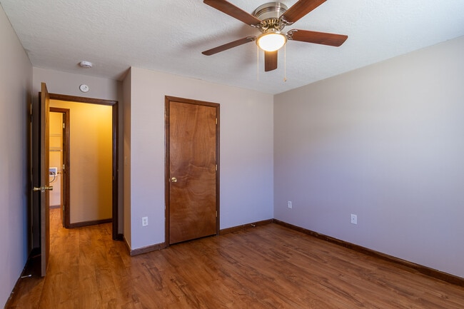 Building Photo - 303 6th Ave