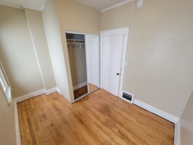 Building Photo - AVAILABLE AUGUST - 2 BED 1 BATH