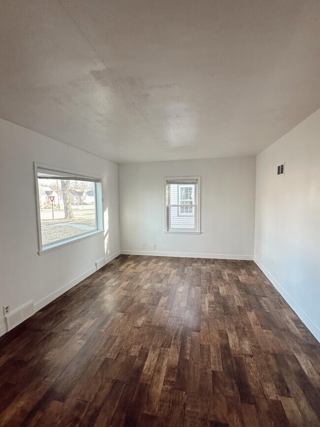 Building Photo - 605 12th St N