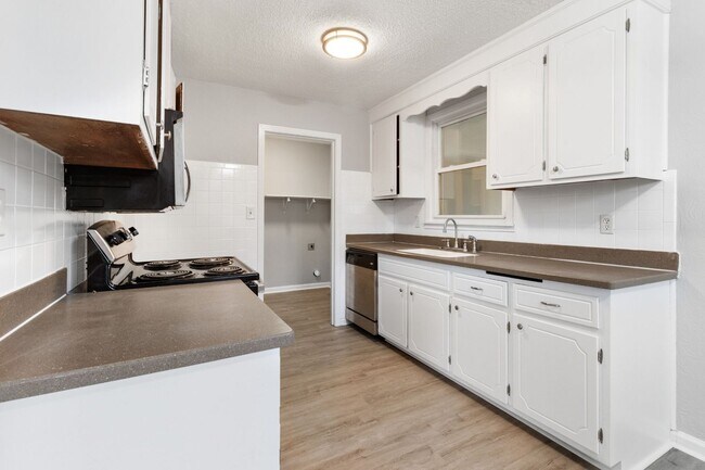 Building Photo - 3 Bedroom Pet Friendly Home For Rent!