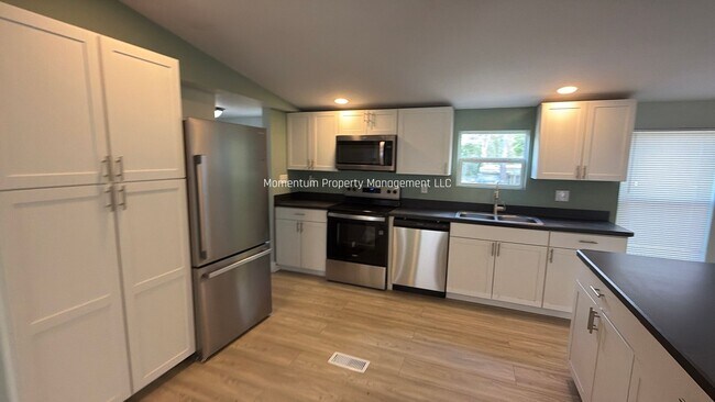 Building Photo - BEAUTIFUL 3/2 AVAILABLE NOW! ASK ABOUT OUR SPECIALS!!!