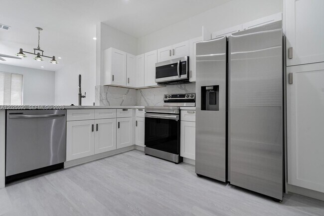 Building Photo - 2098 Madeira Dr