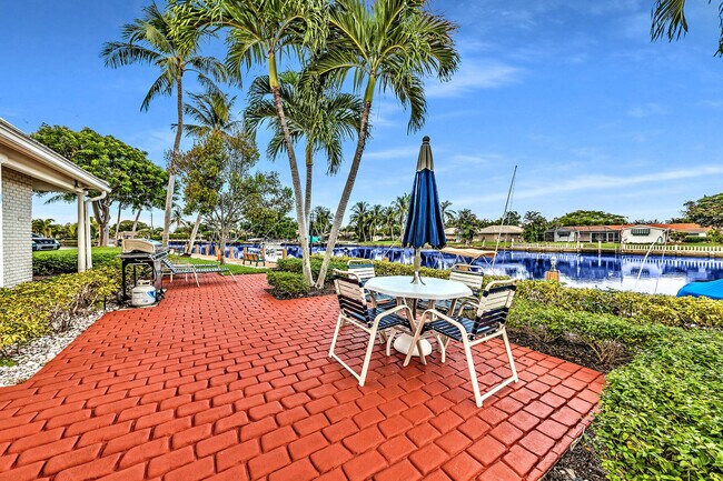 Building Photo - 120 Cypress Club Dr