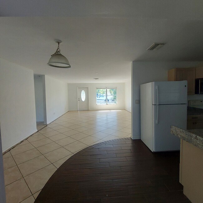 Building Photo - 1213 SW 48th Ter