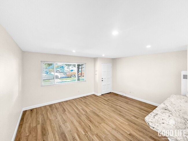 Building Photo - Beautiful 3BD/2BA W/ Updated Kitchen and Backyard in Morena!