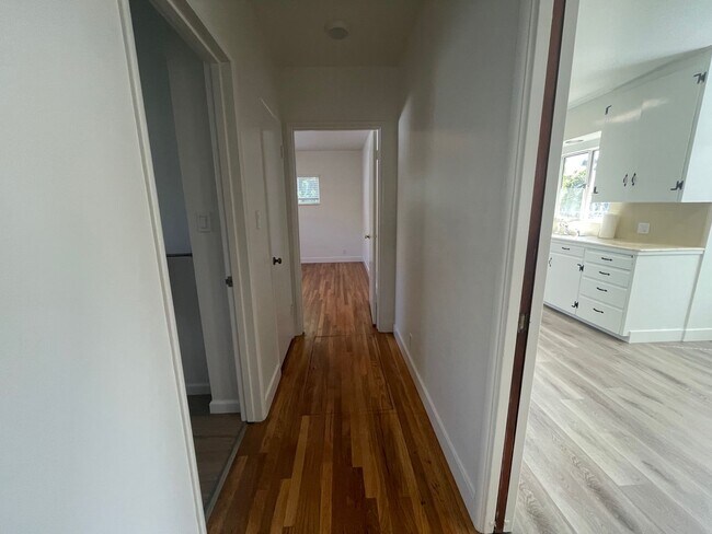Building Photo - Charming 2 Bedroom Westside Home - Available Now