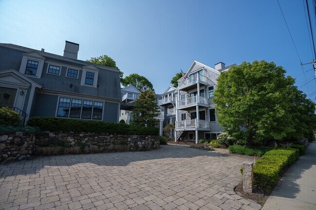 Building Photo - 27 Brewster St