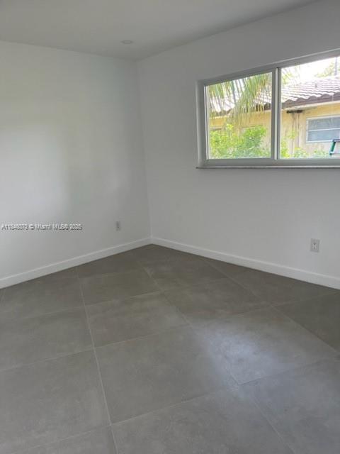 Building Photo - 11922 NE 12th Ct
