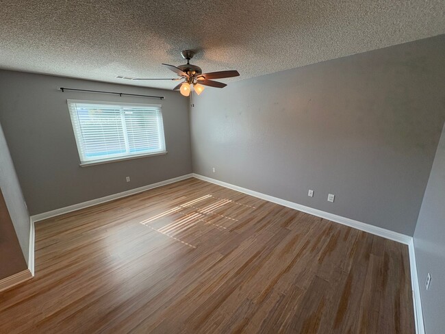 Building Photo - Lemoore Home Available Now!