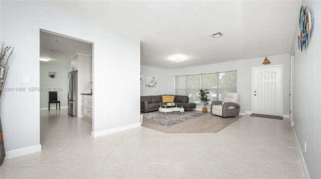 Building Photo - 810 S Rainbow Dr