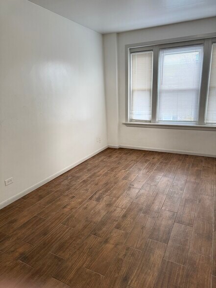 Building Photo - 2814 N Racine Ave