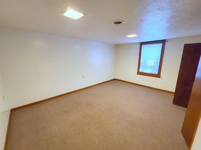 Building Photo - Recently Renovated 3-Bedroom Duplex in Qui...