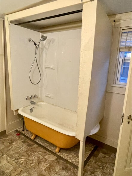 Building Photo - 644 Carpenter St