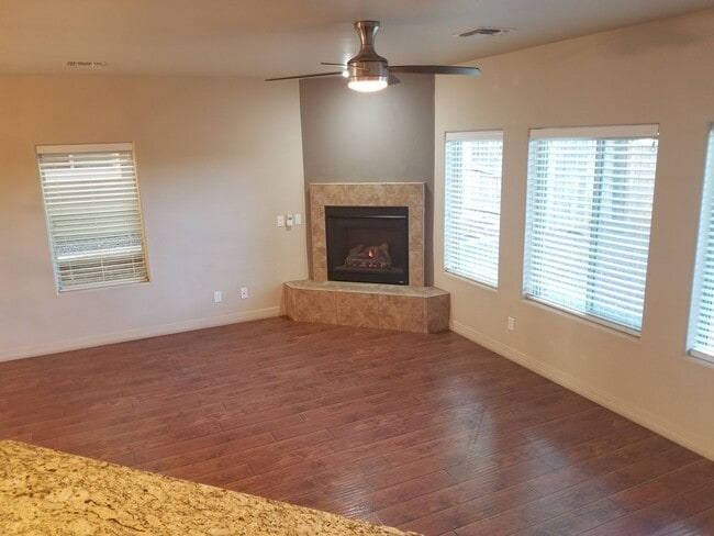 Building Photo - Beautiful, Pet Friendly, Multi-level, 2110 sqft, Luxury Townhouse w/A/C! 3 Bed, 2.5 Bath, + Loft ...