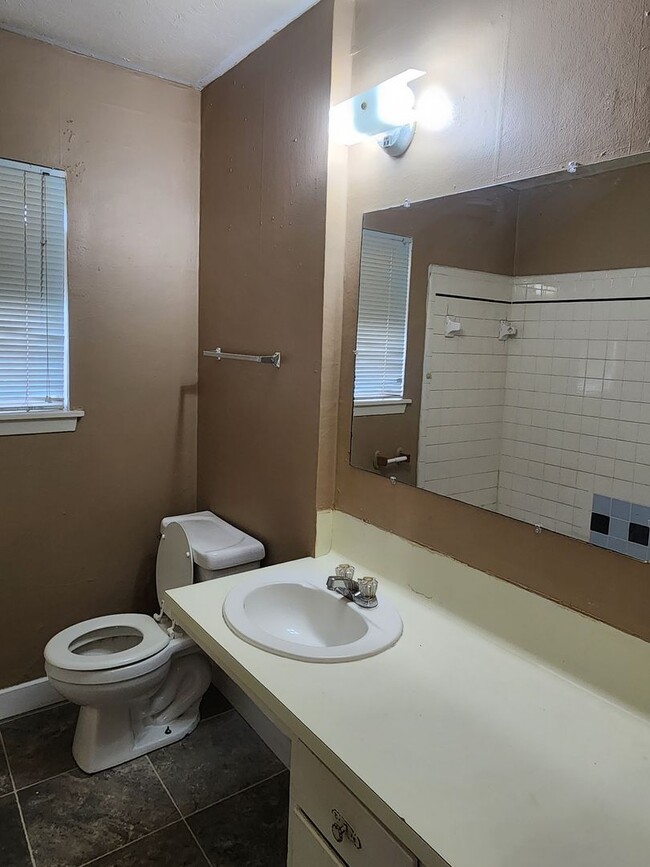 Building Photo - 638 Bringhurst Dr
