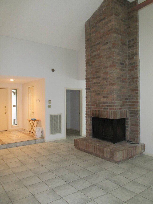Building Photo - 2118 Hickory Lawn Dr