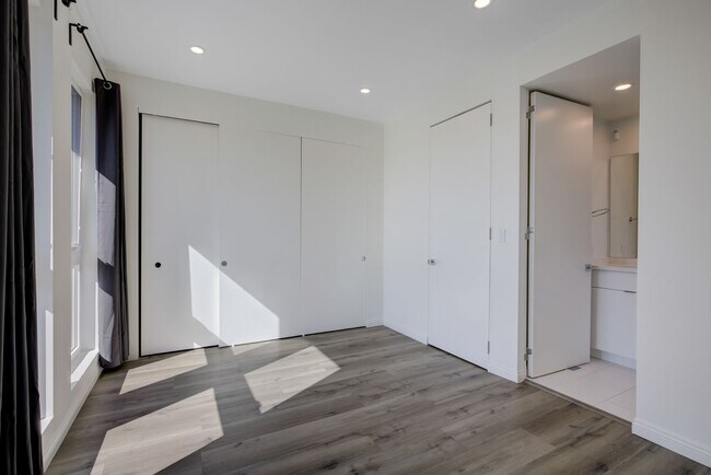 Building Photo - 837 N Kingsley Dr