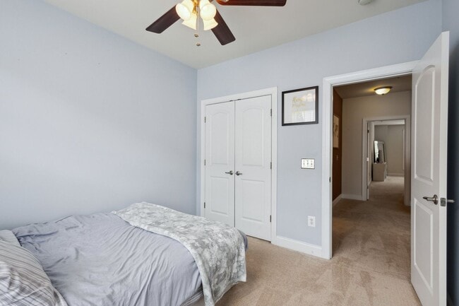 Building Photo - Stunning 2 bed 2.5 bath 2-story condo/townhome