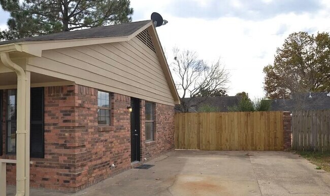 Building Photo - 10087 Hyman Dr