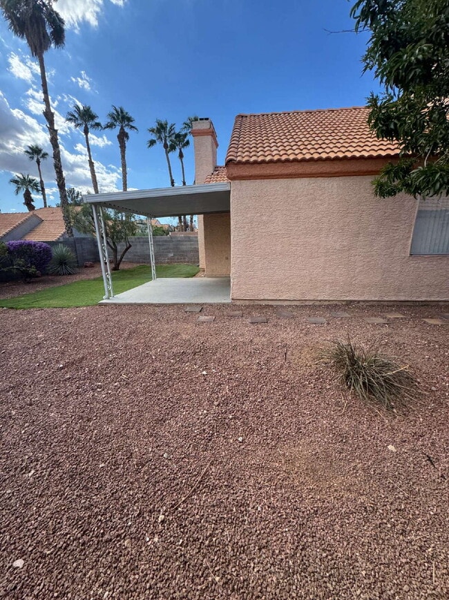 Building Photo - 3 Bed, 2 1/2 Bath Henderson