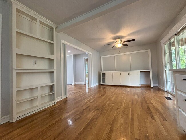 Building Photo - Get on over to Glendale!