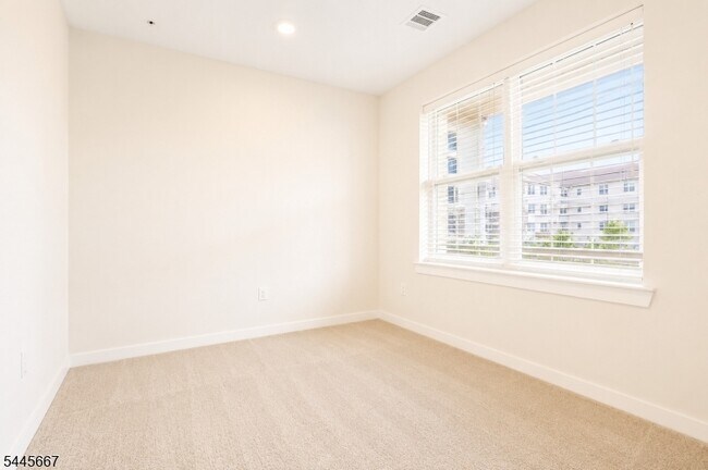 Building Photo - 723 Lorhan Dr
