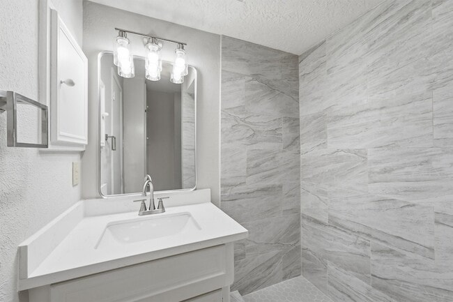 Building Photo - 8001 Rebawood Dr