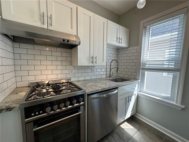 Building Photo - 904 York Ave