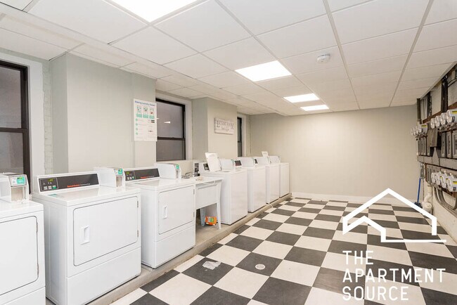 Building Photo - 436 W Surf St