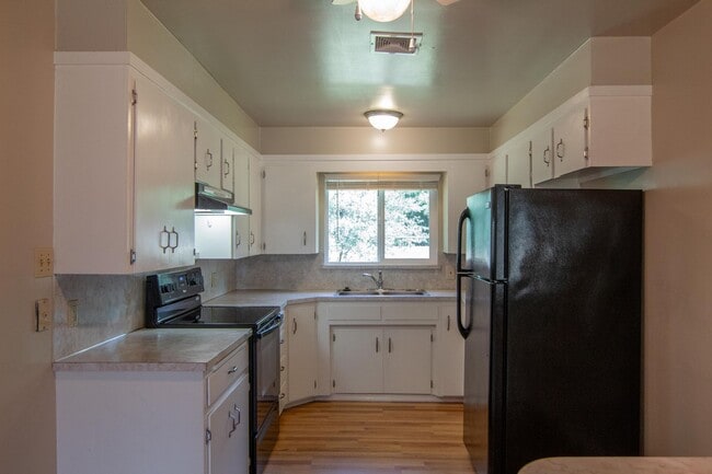 Building Photo - 2 Bedroom North Redding Home with Bonus Room. Completely Fenced!