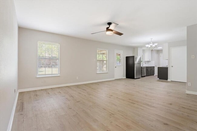 Building Photo - 10100 Woodglen Dr
